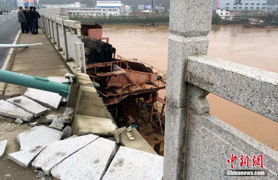 Pushed by flood, sand mining boat hits bridge in Jiangxi 