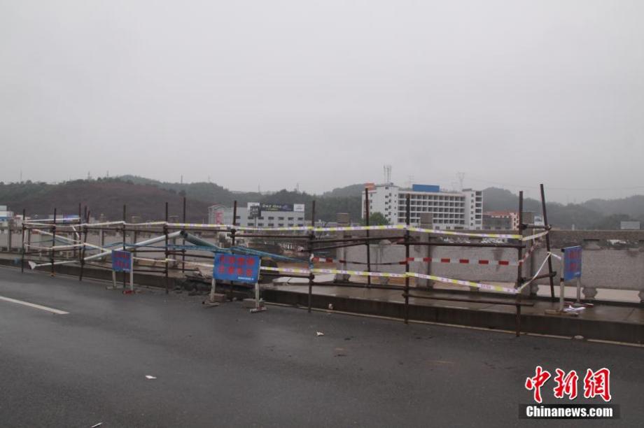 Pushed by flood, sand mining boat hits bridge in Jiangxi 