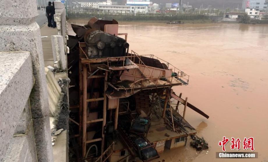 Pushed by flood, sand mining boat hits bridge in Jiangxi 