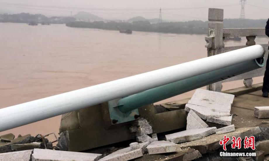 Pushed by flood, sand mining boat hits bridge in Jiangxi 