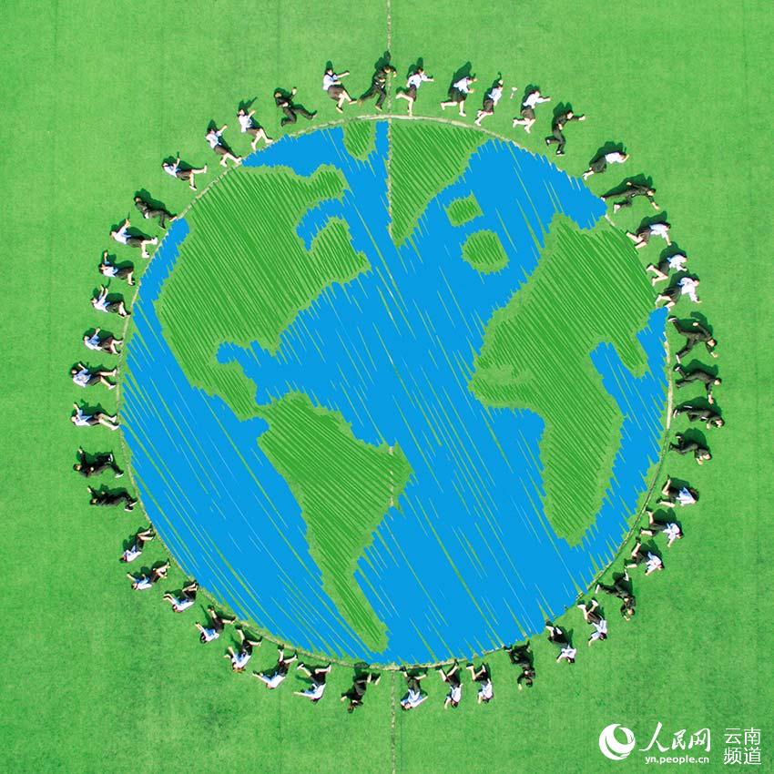 Innovative 'green earth' graduation photos go viral