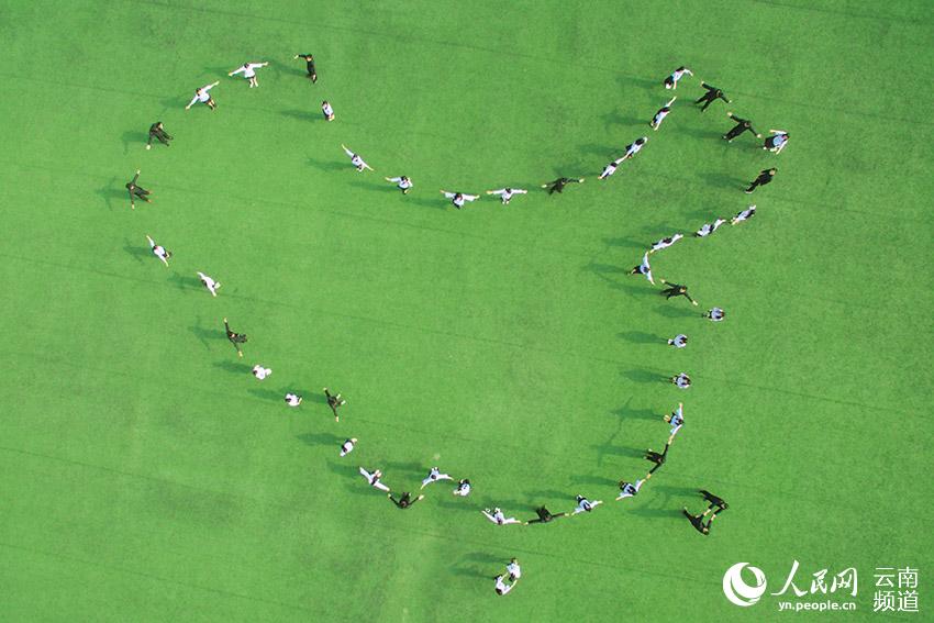 Innovative 'green earth' graduation photos go viral