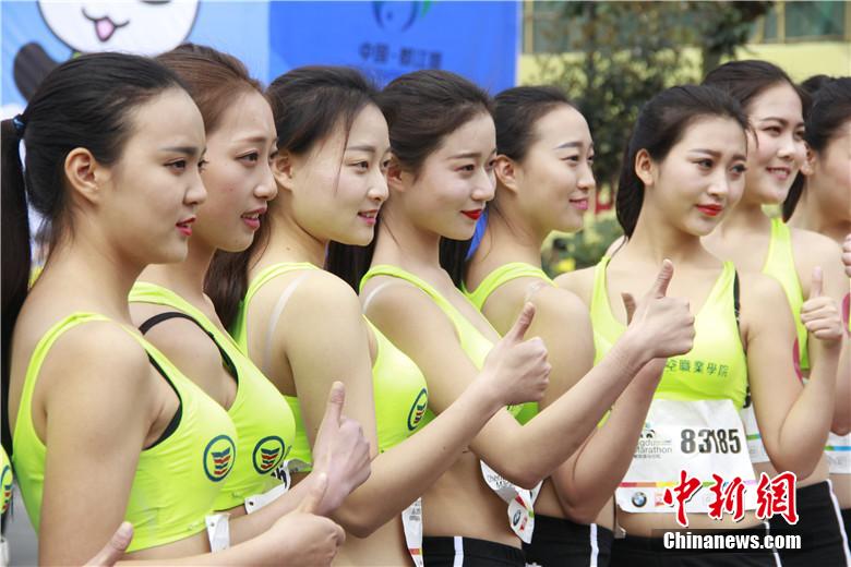 Future flight attendants run in Marathon in Chengdu