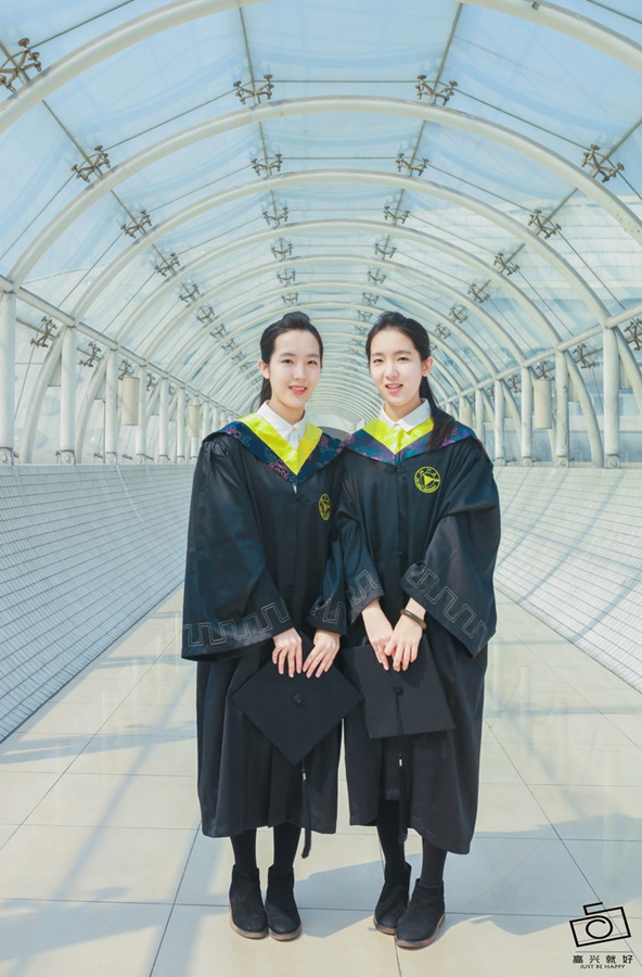 Twin sisters admitted to top universities in UK