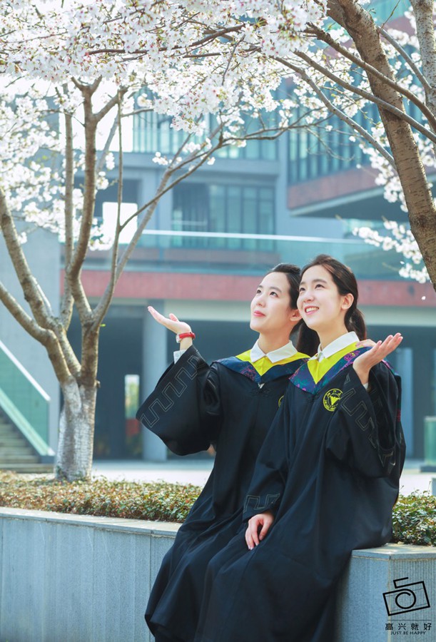 Twin sisters admitted to top universities in UK