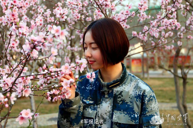 When female soldiers meet flowers