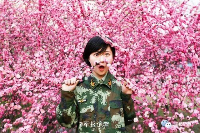 When female soldiers meet flowers