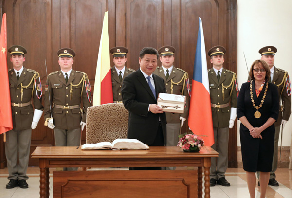 President Xi presented with key of Prague