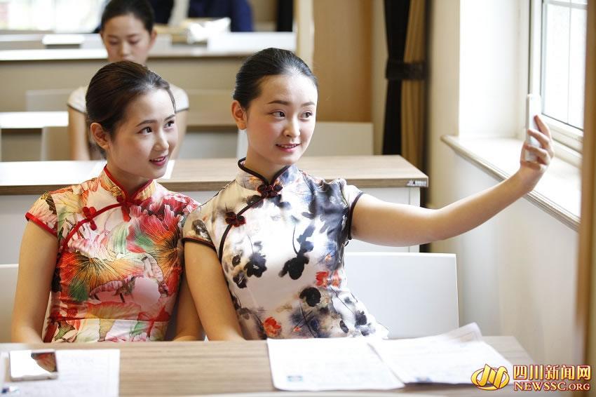 Candidates wear cheongsam to attract attention in flight attendant interview