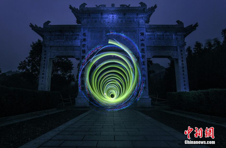 Magical light graffiti photos taken in Longhu Mountain