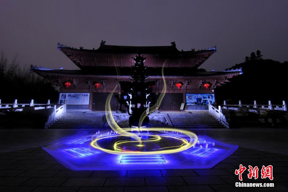 Magical light graffiti photos taken in Longhu Mountain