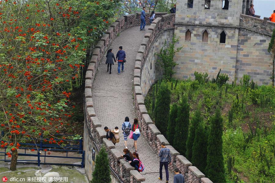 Several kilometers long knockoff of the Great Wall of China becomes a new sightseeing spot in Chongqing, SW China