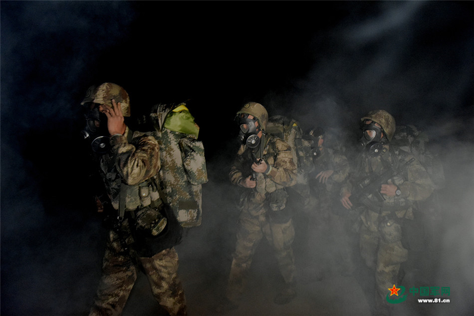 Night drill of PLA's armored regiment 