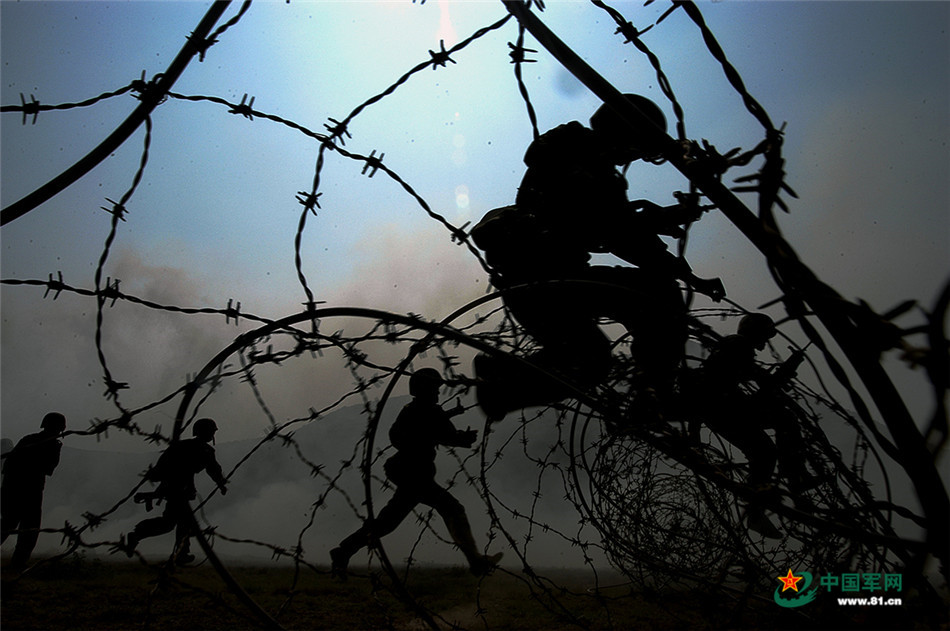 Night drill of PLA's armored regiment 