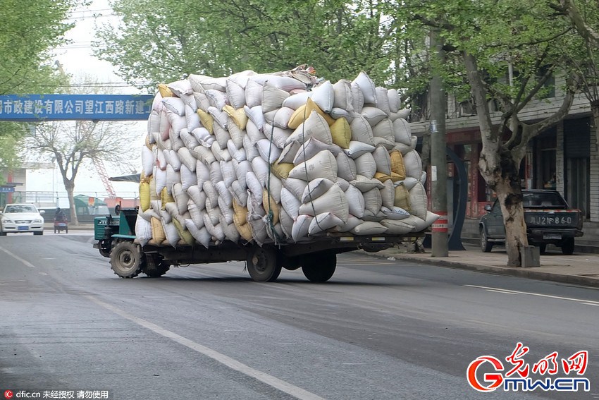 This might be a 'new record' for overloaded vehicles