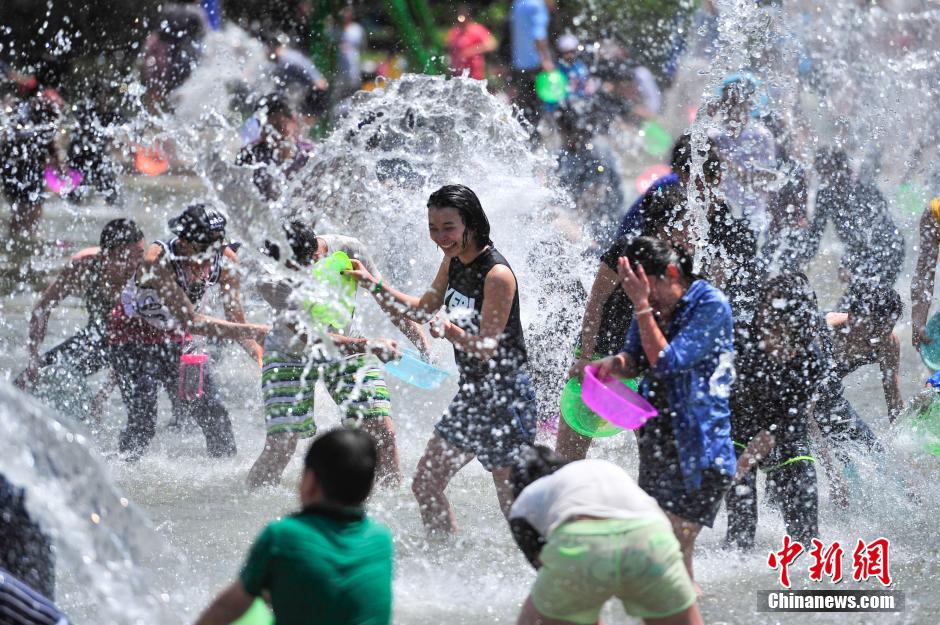 Water-Splashing Festival celebrated in Kunming