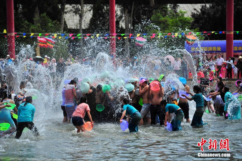 Water-Splashing Festival celebrated in Kunming