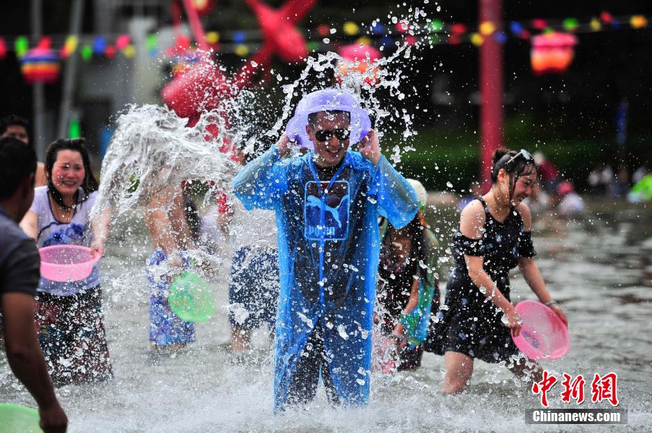 Water-Splashing Festival celebrated in Kunming