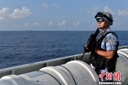 Chinese frigate escorts merchant ships in Gulf of Aden