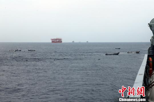 Chinese frigate escorts merchant ships in Gulf of Aden