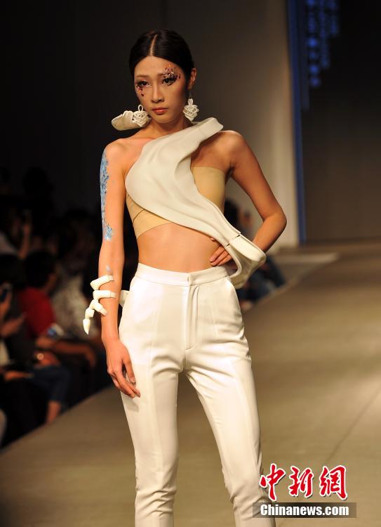 College graduates design 3D printed clothes for T-stage show