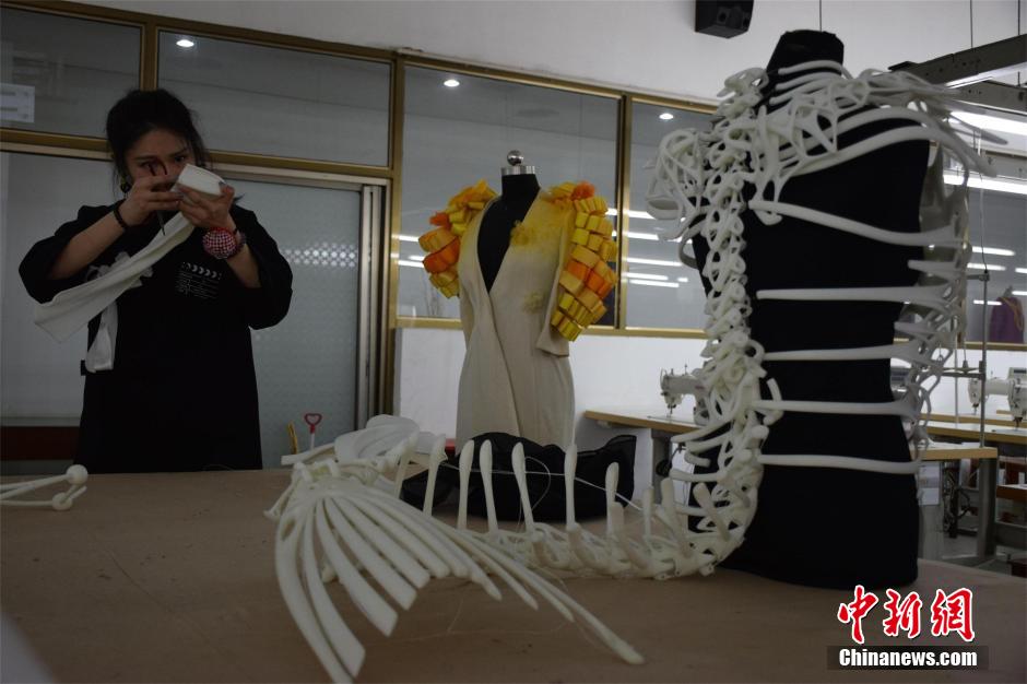 College graduates design 3D printed clothes for T-stage show