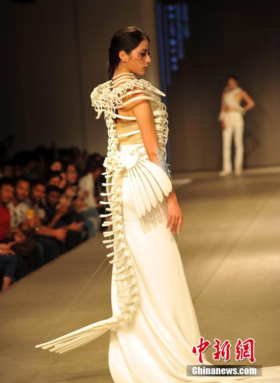 College graduates design 3D printed clothes for T-stage show