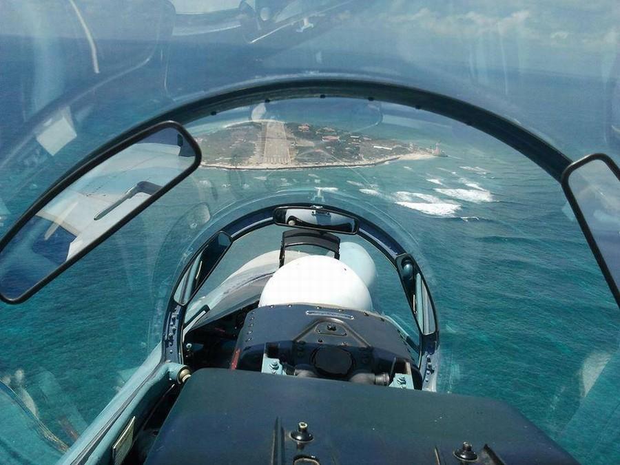Vietnamese Su-30 fighters fly over Nanwei Island in South China Sea 