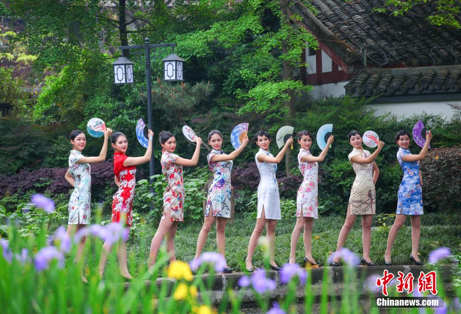 Future air hostesses in cheongsam perform flash mob in Chengdu