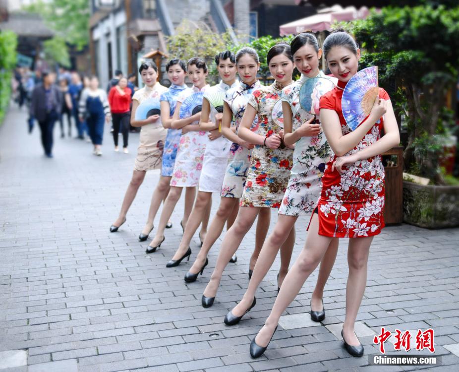 Future air hostesses in cheongsam perform flash mob in Chengdu