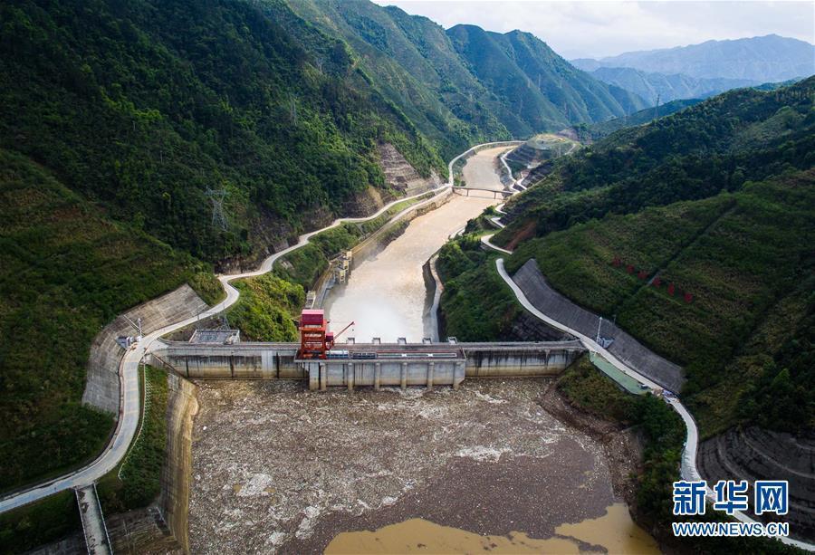 Floating Garbage Obstruct Lechangxia Dam