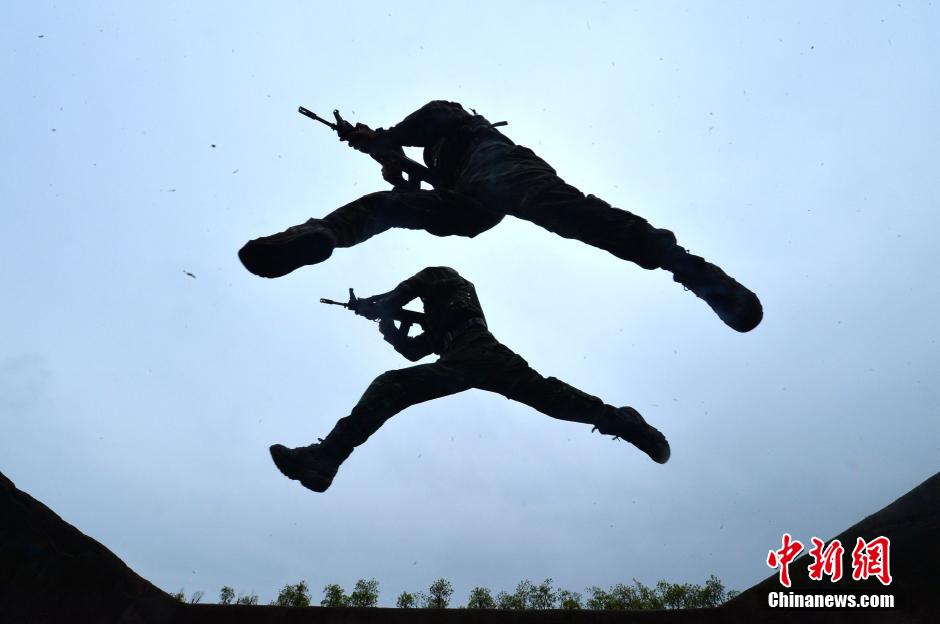 Chongqing armed police corps conducts field training