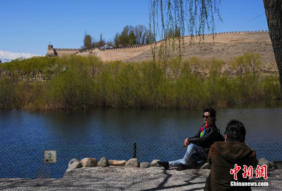 Soak in the spring scenery at Jiayuguan Pass