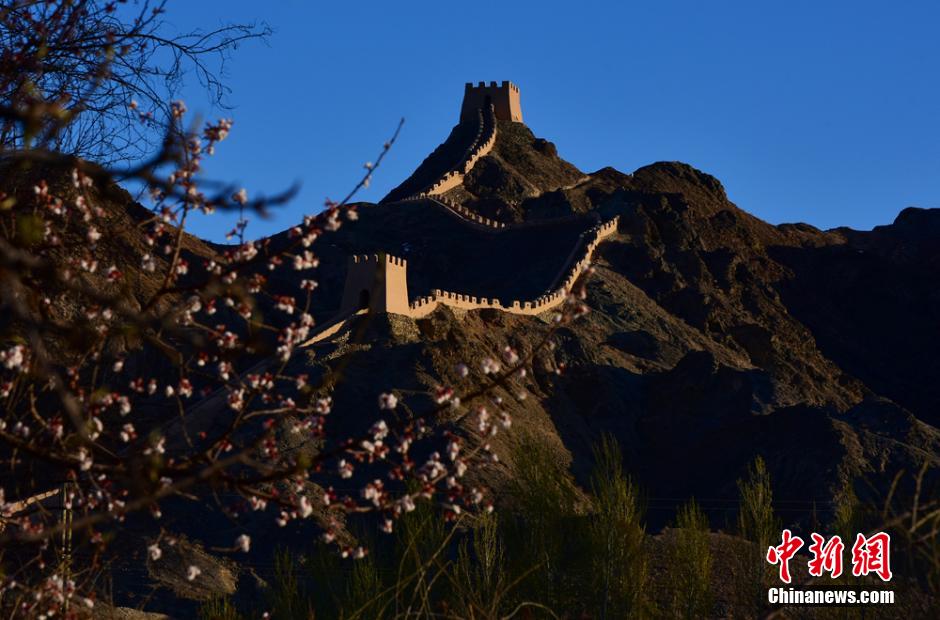 Soak in the spring scenery at Jiayuguan Pass