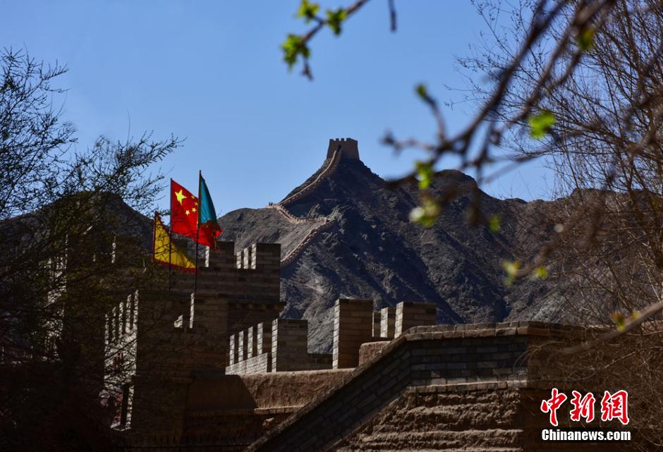 Soak in the spring scenery at Jiayuguan Pass