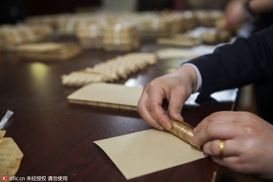 Too much money can be bad? Try counting 100,000 yuan in coins