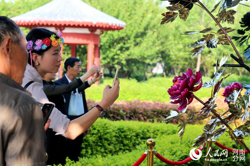 Metal peonies debut in Luoyang