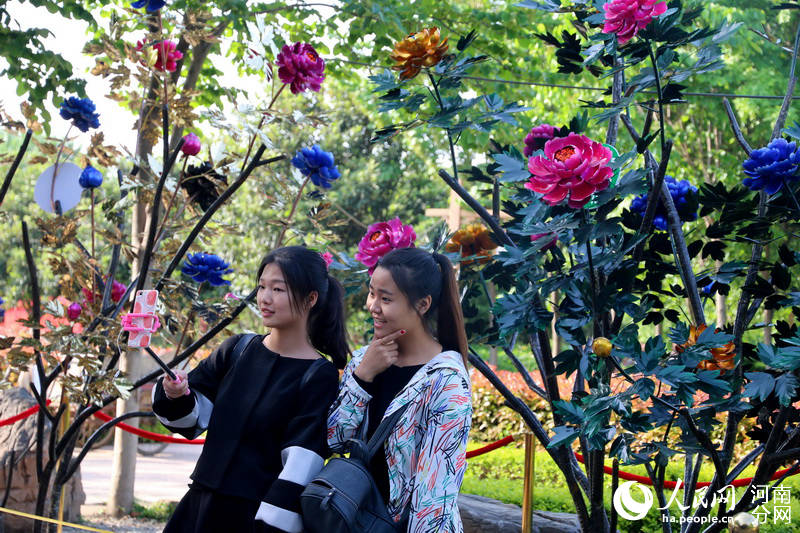 Metal peonies debut in Luoyang