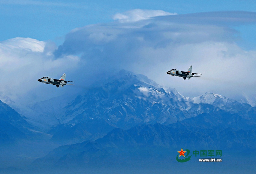 Xinjiang-based aviation troops conduct realistic training