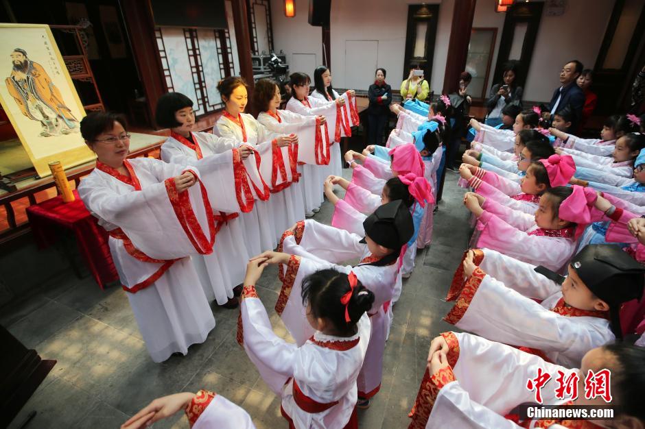 Elementary school students attend growth ceremony in traditional costumes