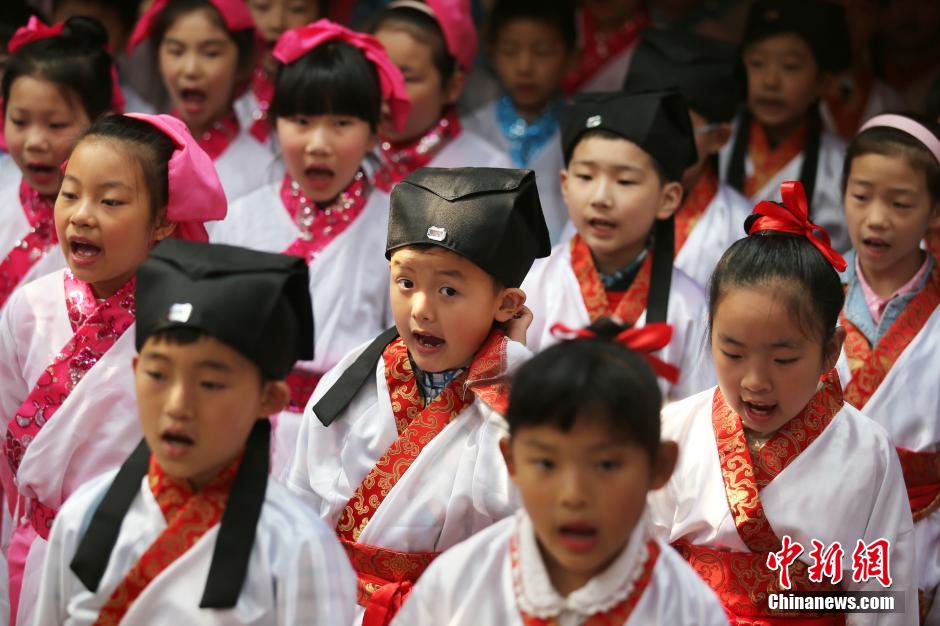 Elementary school students attend growth ceremony in traditional costumes