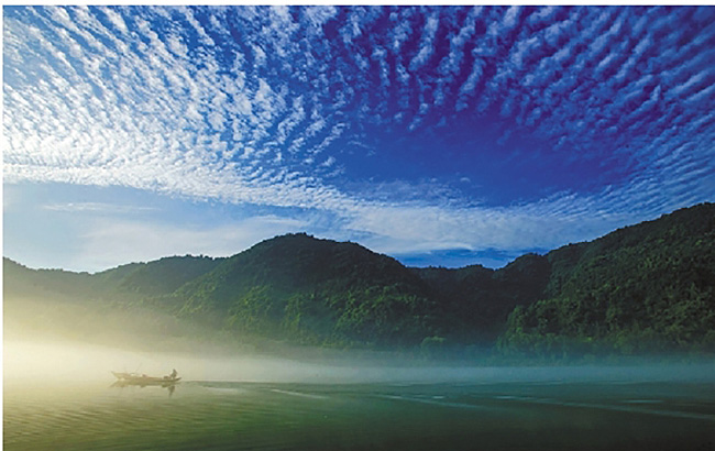 Mist-shrouded Xin'an river in Zhejiang