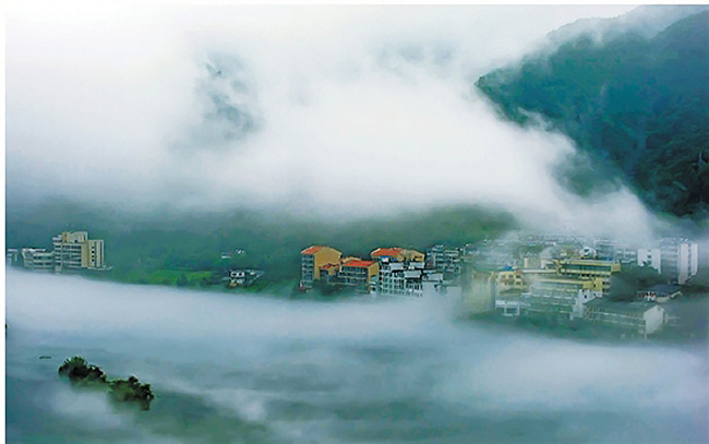 Mist-shrouded Xin'an river in Zhejiang