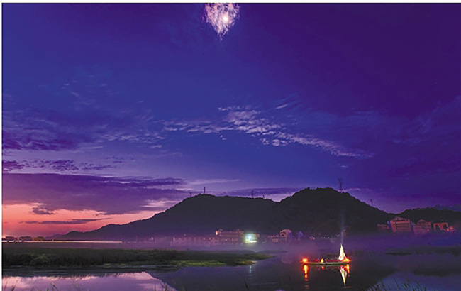 Mist-shrouded Xin'an river in Zhejiang