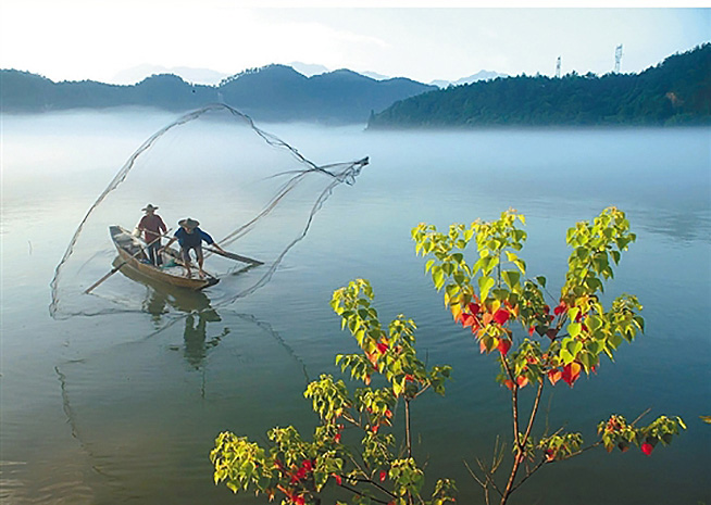 Mist-shrouded Xin'an river in Zhejiang