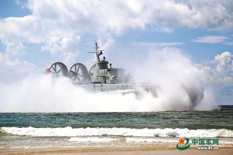 Chinese navy's air-cushioned landing crafts in training