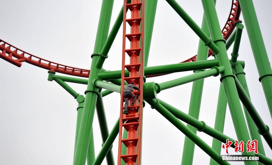 Man successfully climbs up 77-meter-high roller coaster