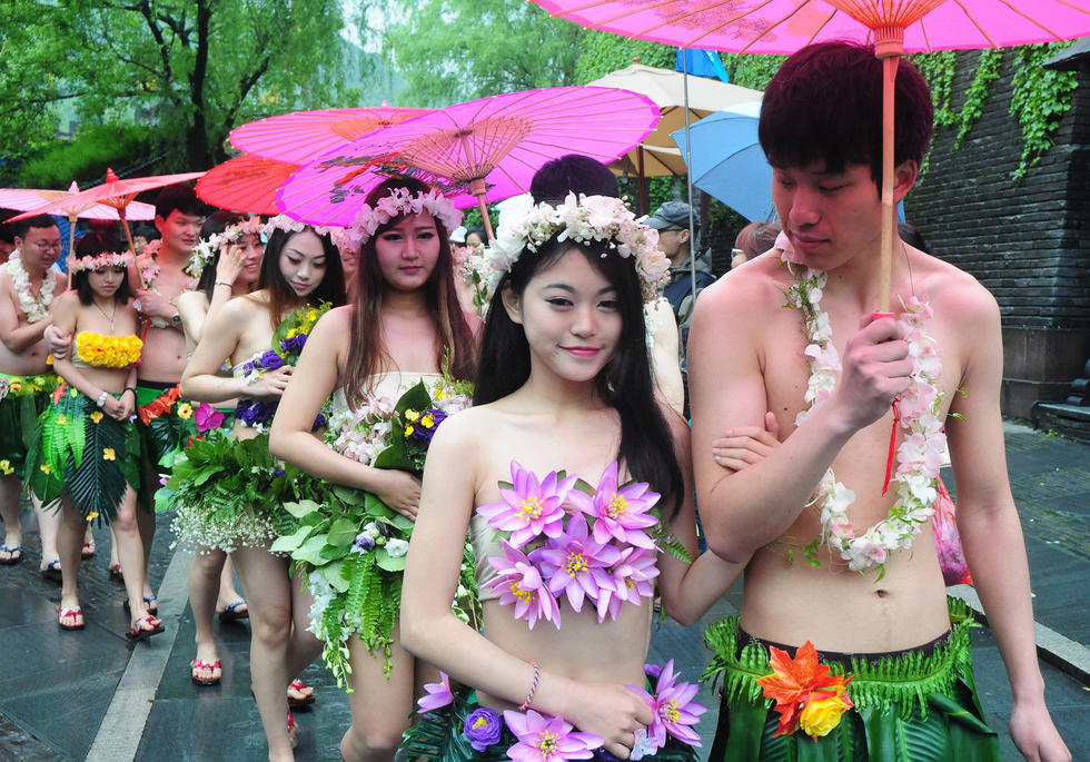 20 post-90s couples hold ’naked marriage‘ in E. China