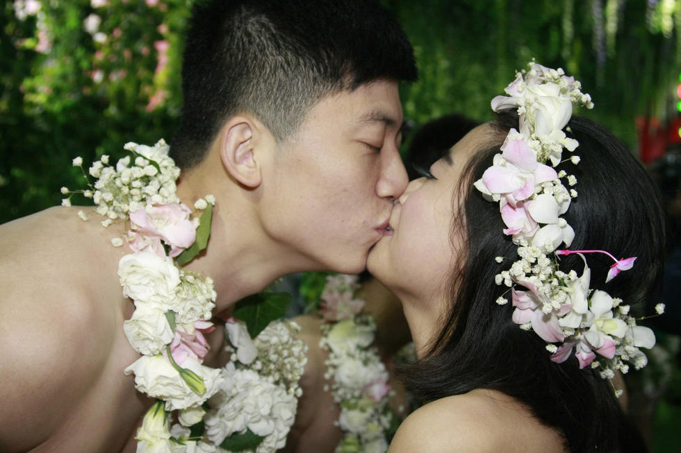 20 post-90s couples hold ’naked marriage‘ in E. China