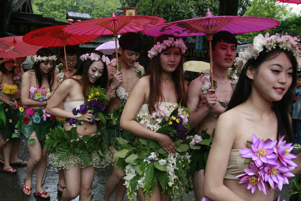 20 post-90s couples hold ’naked marriage‘ in E. China